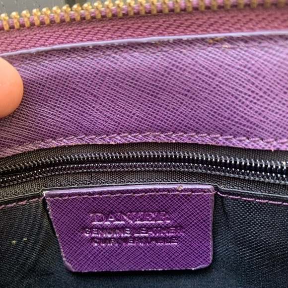 danier leather purple pouchette. Hand strap. Gold zipper. - Picture 6 of 11